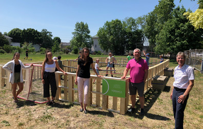Un jeu de baby-foot géant à l'école Beaubien