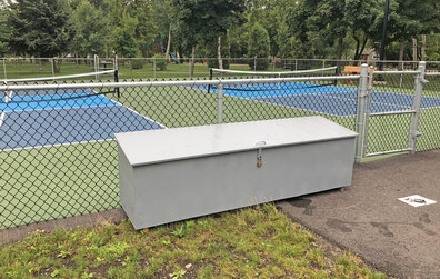 Nouveau système de rangement sécurisé au parc St-Nicolas pour la pratique libre du shuffleboard et du pickleball