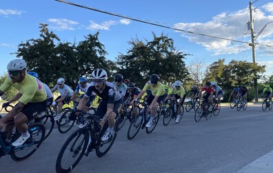 Plus de 40 coureurs ont pris d'assaut les rues du centre-ville lors du Critérium de vélo