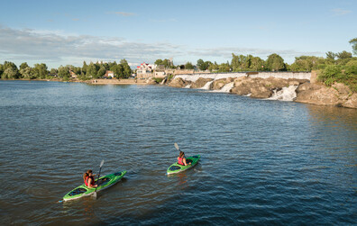 Pagayer au pied des chutes à Montmagny