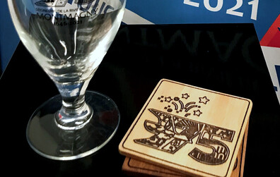 Vente de sous-verres de l'Écoprise Casault et de drapeaux aux couleurs des Fêtes du 375e